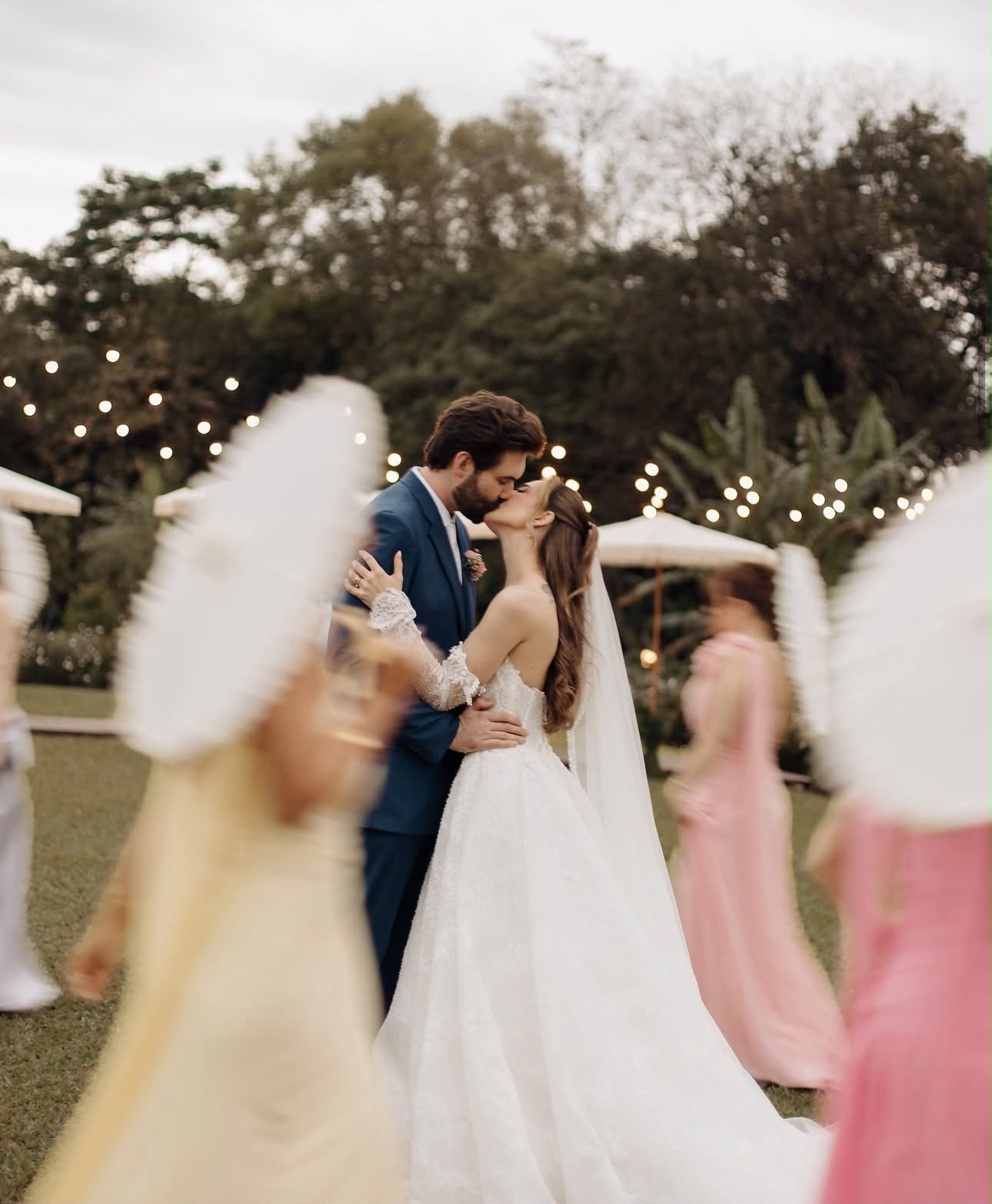 Noivos se beijando durante o casamento, fotografia de Iris Juana